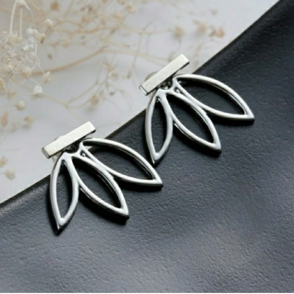 Lotus Bar Cuff Earring in Silver Tone - Picture 6 of 7